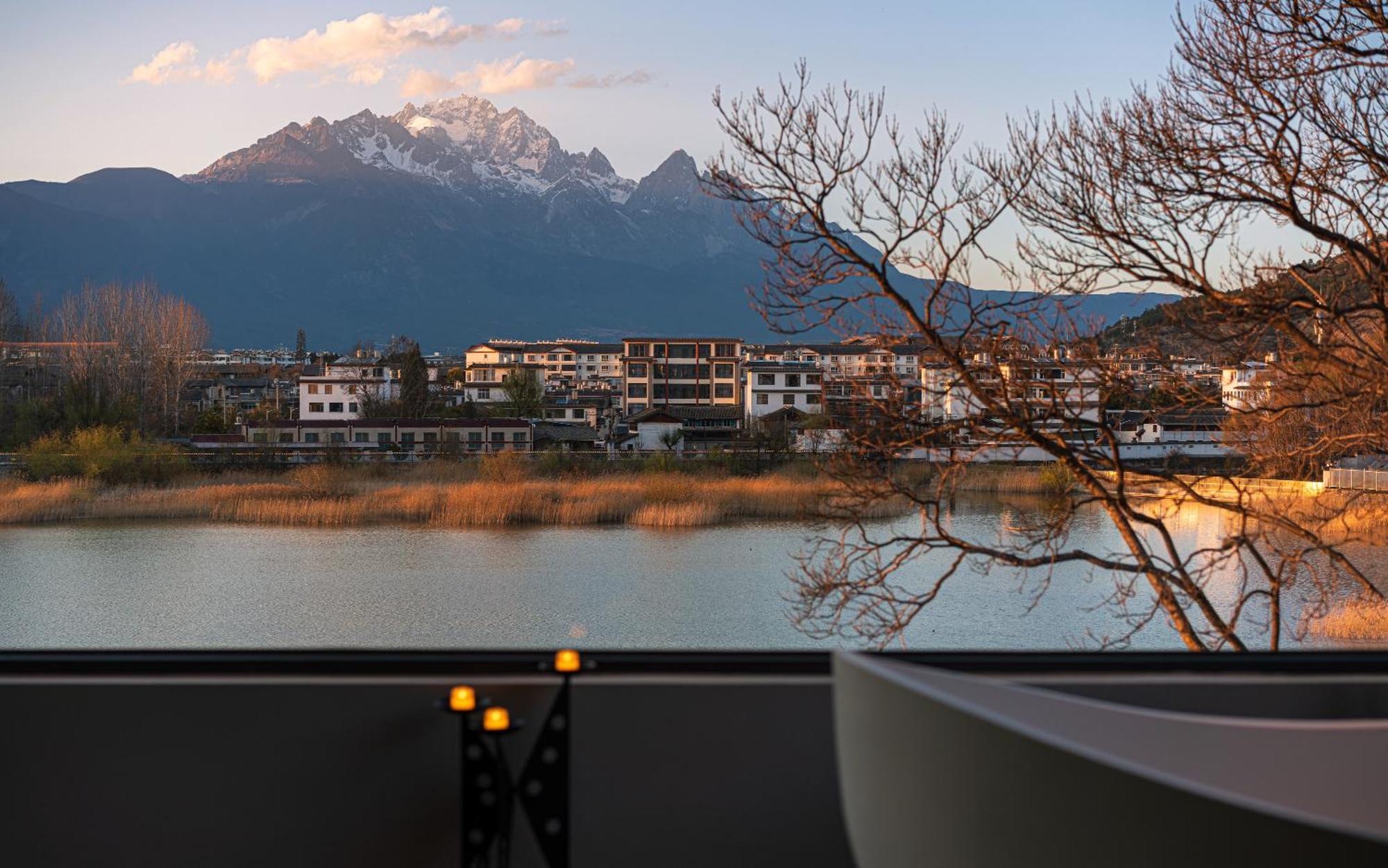Half Pond White House Hotell Lijiang  Exteriör bild