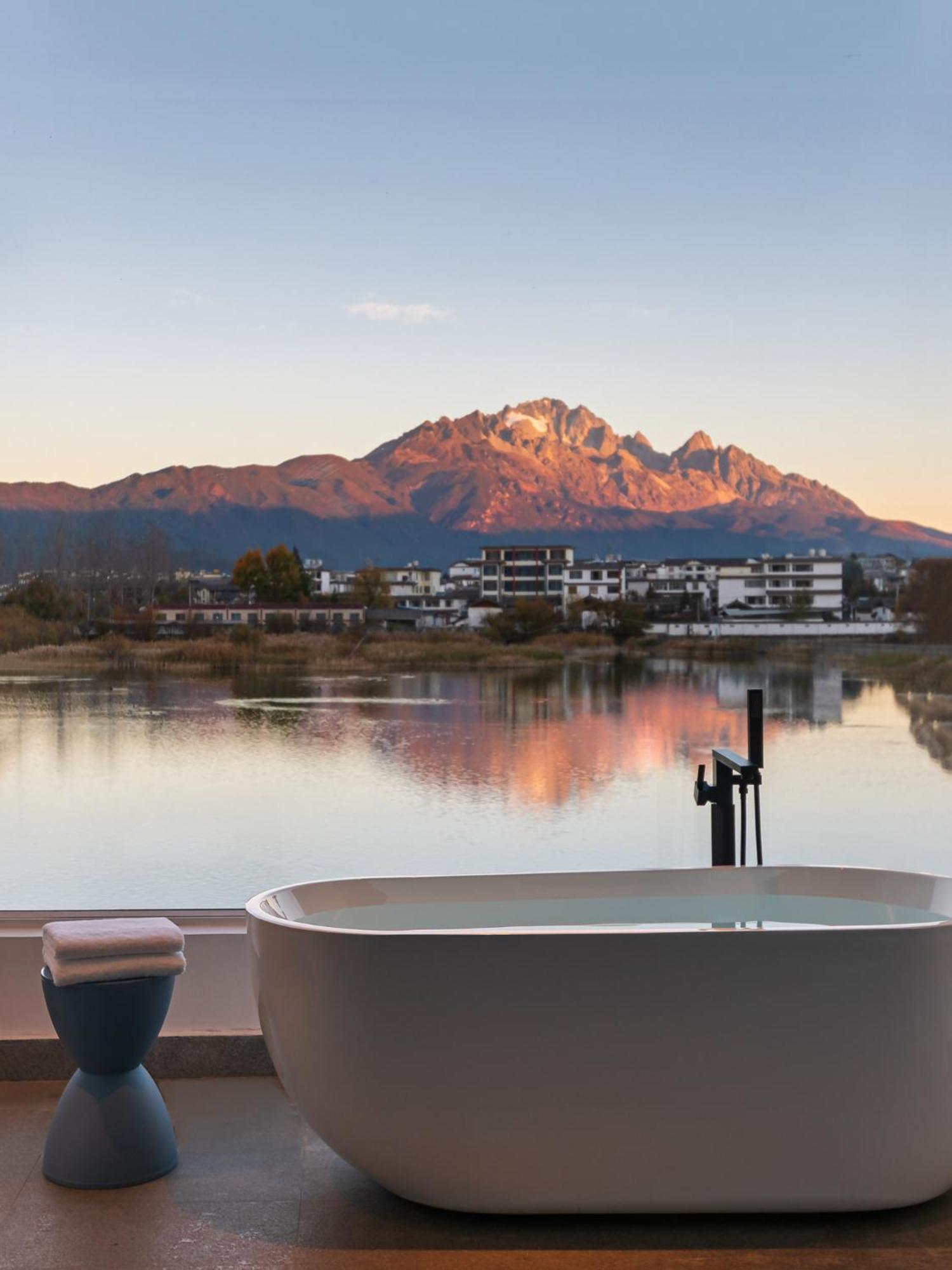 Half Pond White House Hotell Lijiang  Exteriör bild