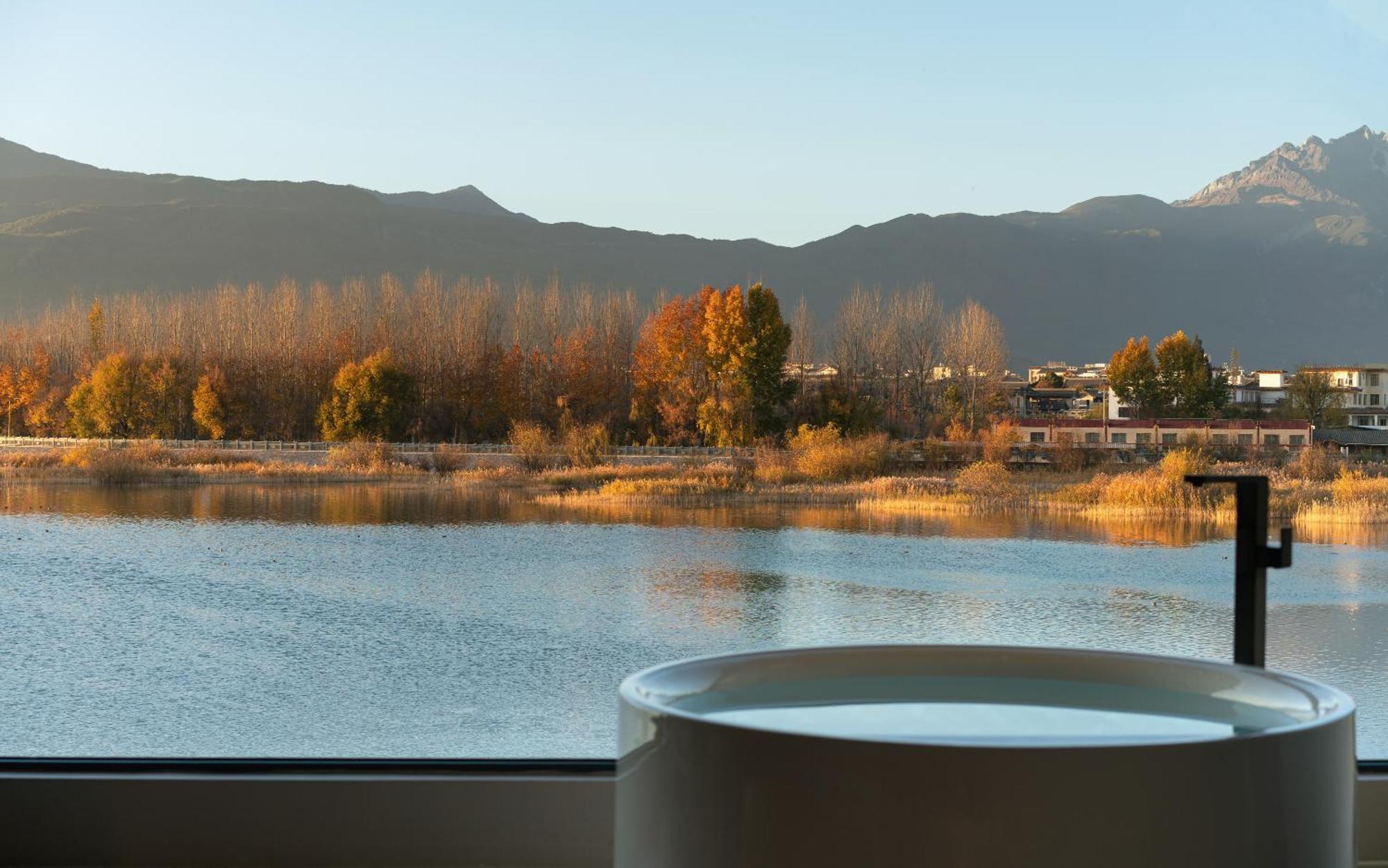 Half Pond White House Hotell Lijiang  Exteriör bild
