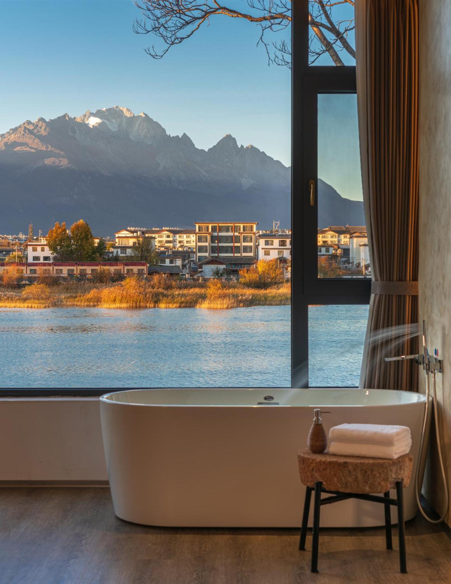 Half Pond White House Hotell Lijiang  Exteriör bild