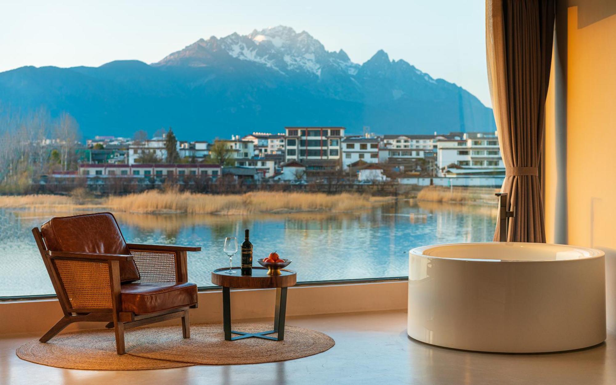 Half Pond White House Hotell Lijiang  Exteriör bild