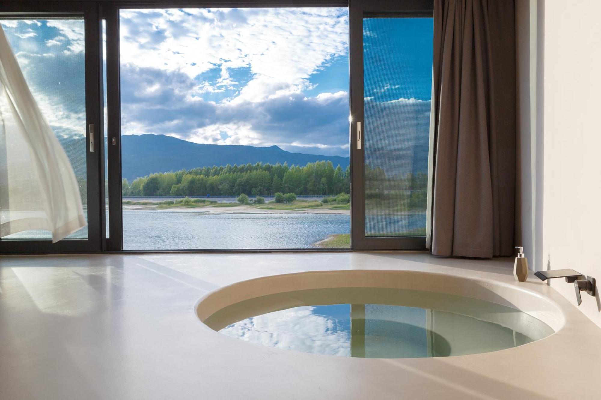 Half Pond White House Hotell Lijiang  Exteriör bild