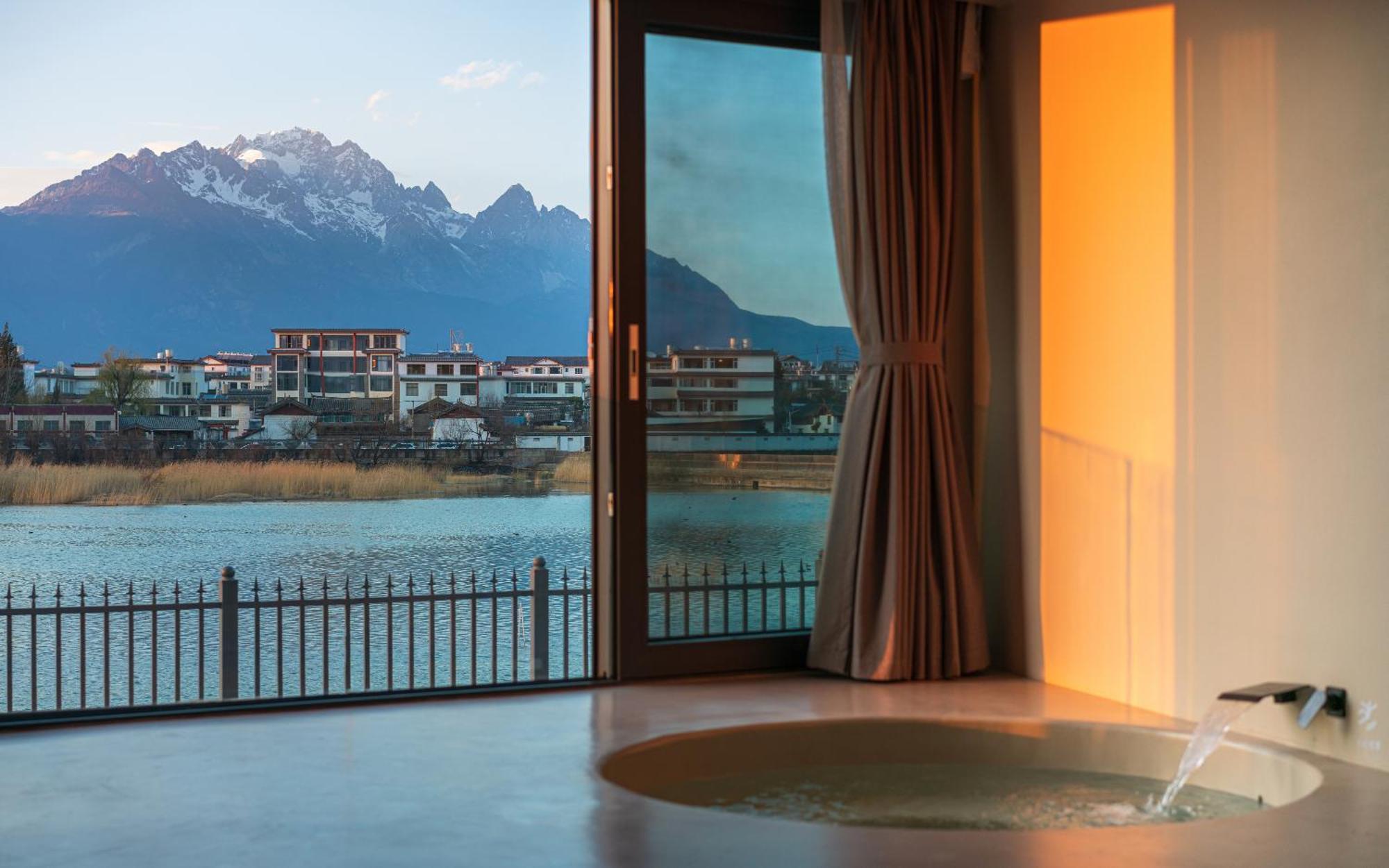 Half Pond White House Hotell Lijiang  Exteriör bild